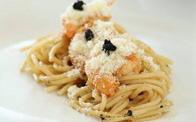 Tagliatelle de camarones a la vainilla con queso parmesano